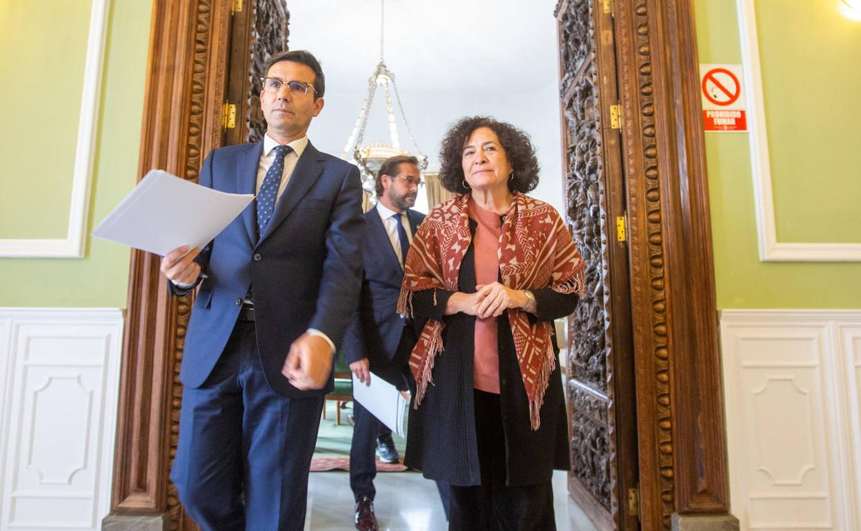 El alcalde, Paco Cuenca, y la rectora de la UGR, Pilar Aranda, en una reunión del pacto de los Mártires en diciembre pasado.