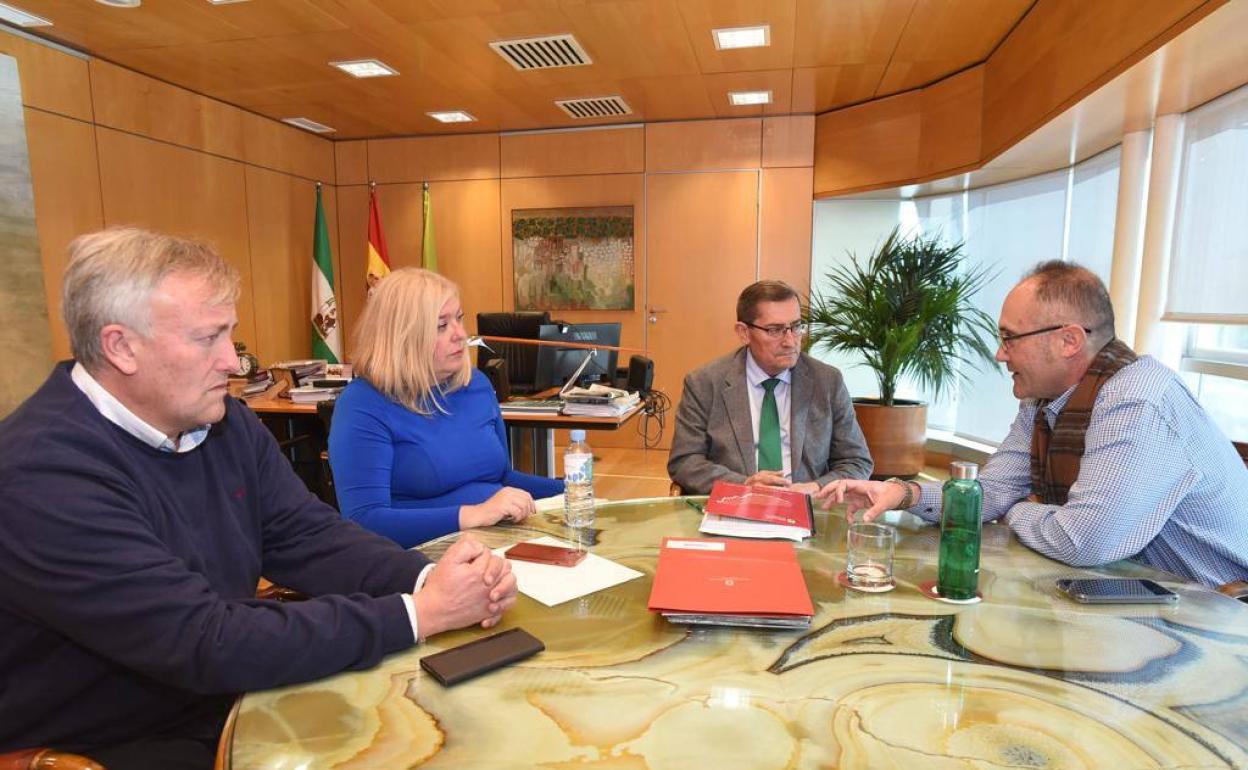 Entrena, reunido con los regantes.