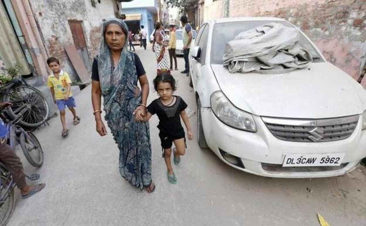 Las niñas, sobre todo las que viven en zonas rurales de India, son las más afectadas por esta ancestral costumbre