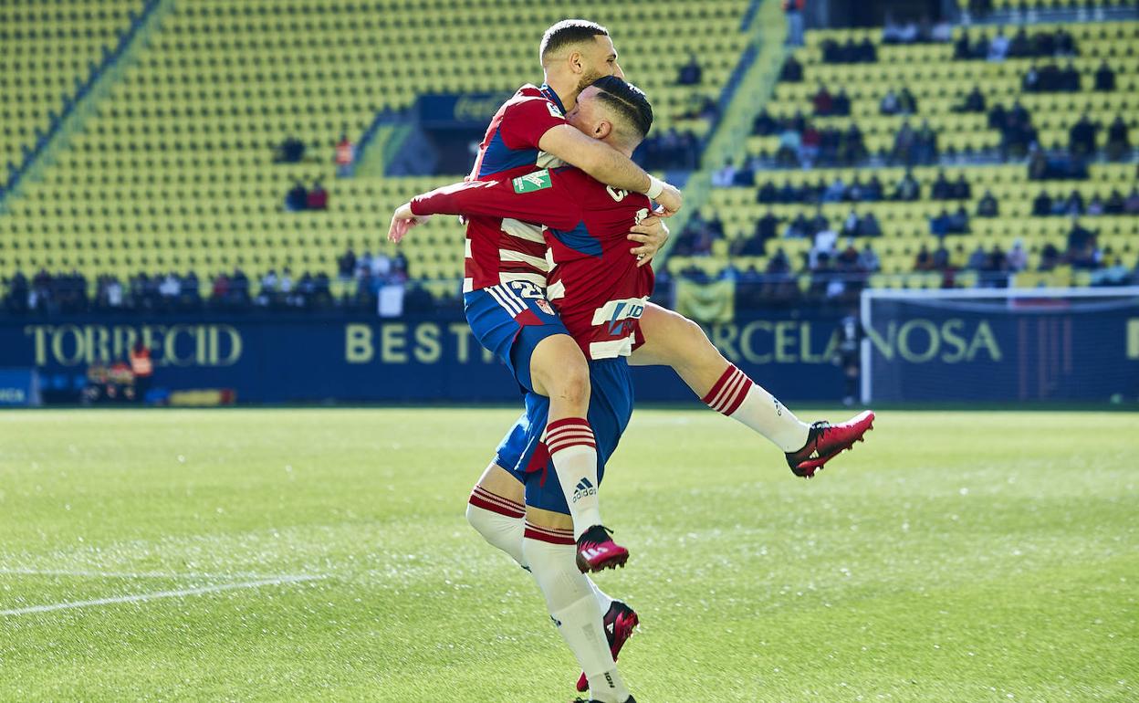 Weissman abraza a Callejón. 