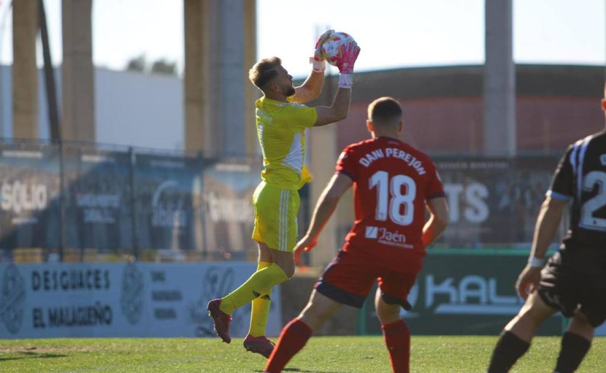 Ernestas estuvo salvador en La Línea y detuvo el penalti decisivo que evitó el empate en el descuento. 