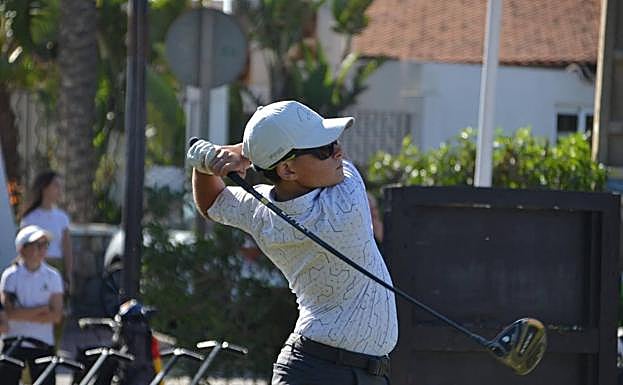 El golfista granadino Pablo Navarro durante un golpeo en un torneo anterior. 