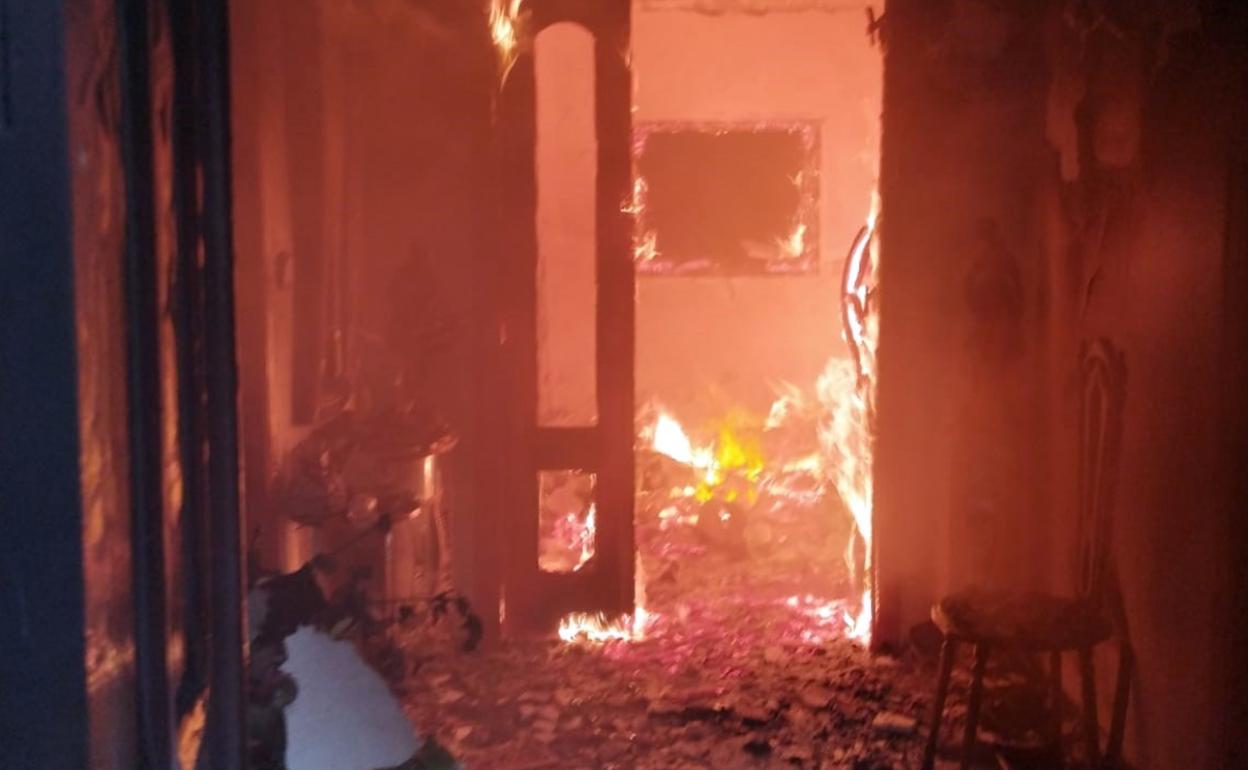 Llamas en el interior de una de las viviendas afectadas.