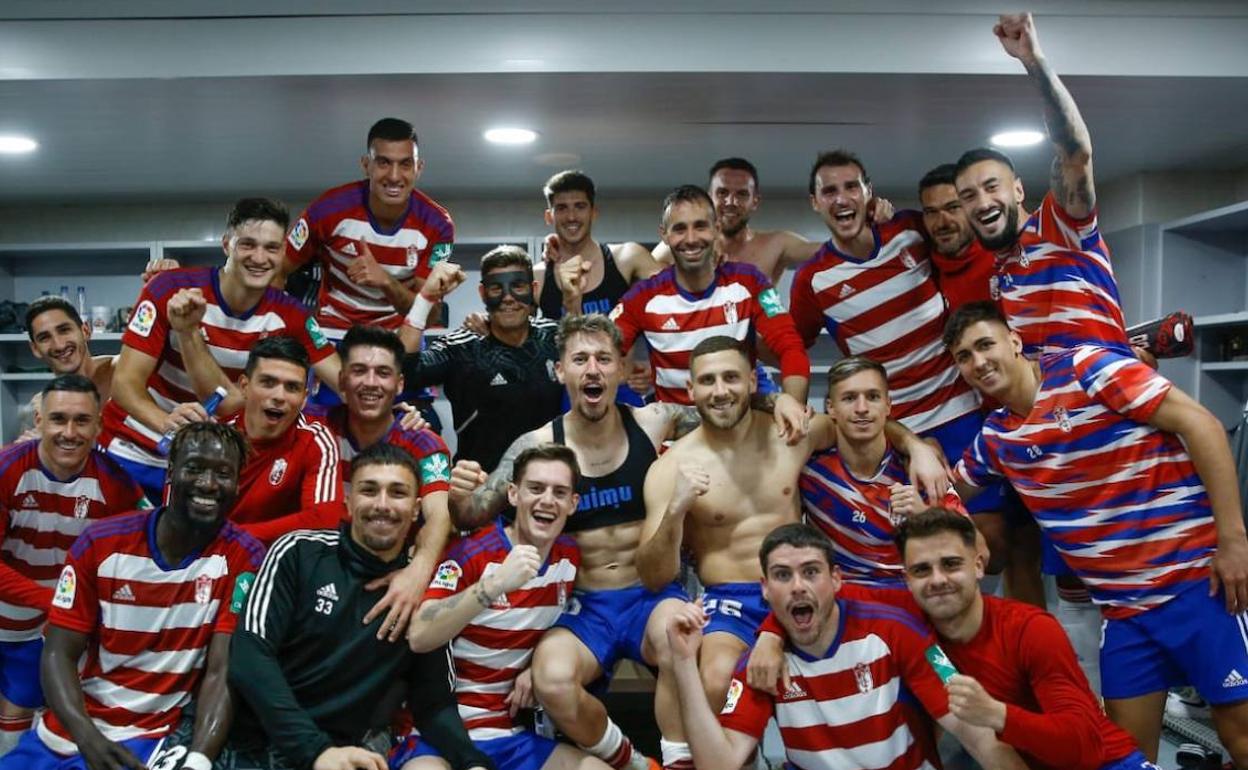 Celebración del triunfo en el vestuario visitante del Estadio de la Cerámica.