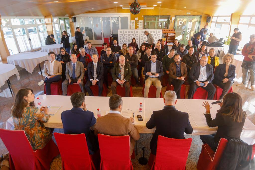 El foro para reivindicar la autovía Granada-Badajoz que ha reunido en Pinos Puente a alcaldes y otros cargos populares de Granada, Jaén y Córdoba así como representantes empresariales. 