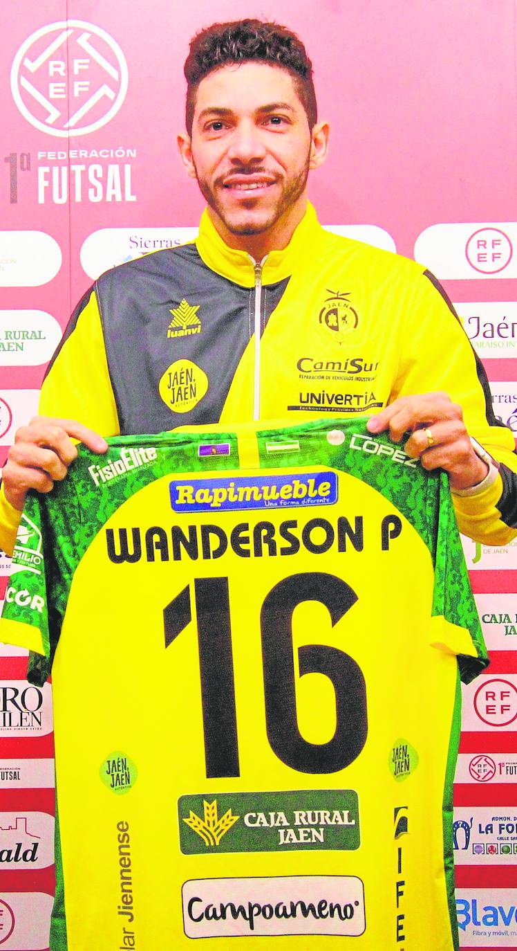 El cierre brasileño Wanderson posa con la camiseta en su presentación. 