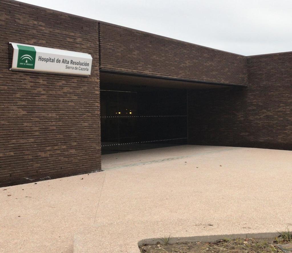 Acceso al interior del Hospital de Alta Resolución de Cazorla. 