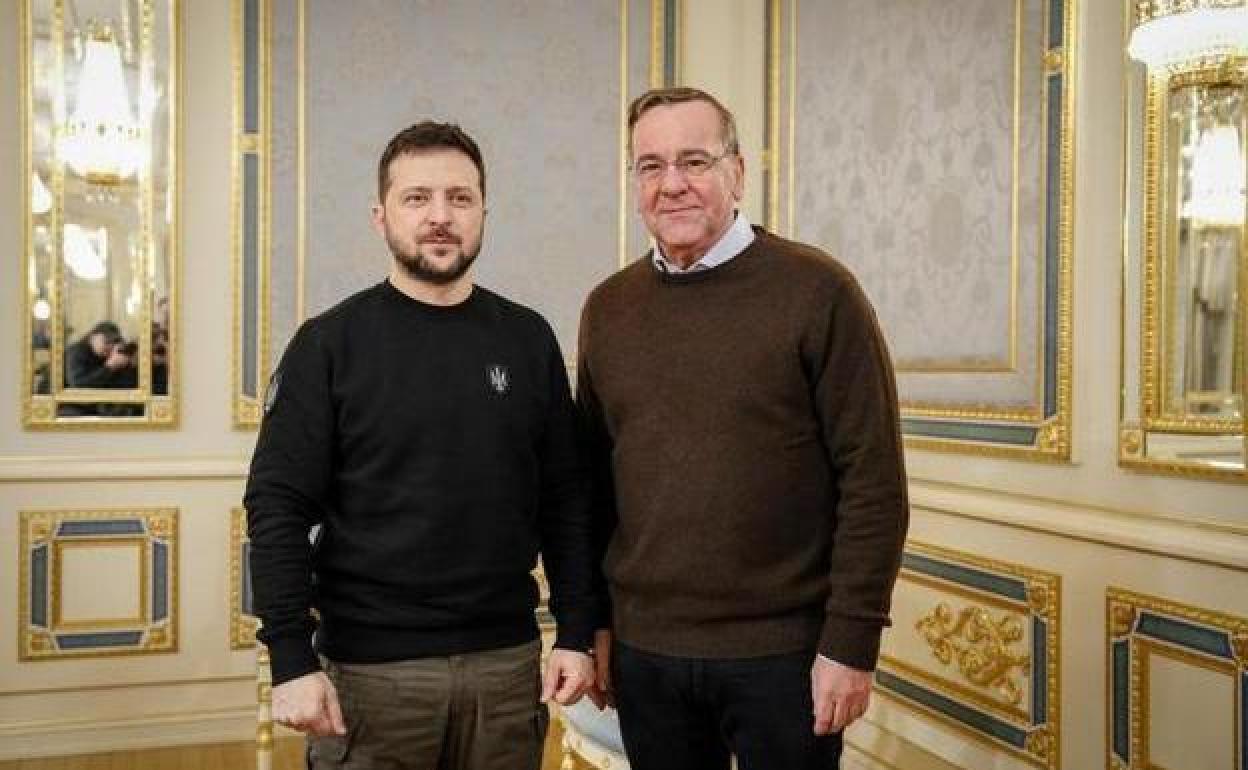 El ministro alemán de Defensa, Boris Pistorius, este martes en Kiev junto al presidente ucraniano, Volodímir Zelenski