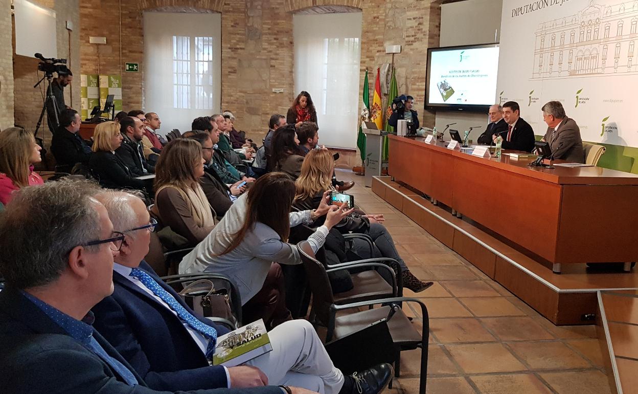 Público asistente al acto, con Eduard Escrich, Francisco Reyes y Rafael Sánchez de Puerta, a la mesa de la presentación de esta obra. 