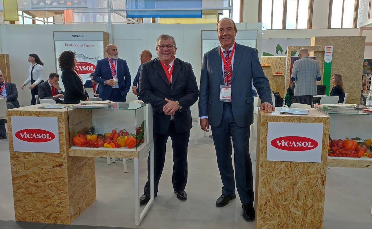 Juan Antonio González y José Manuel Fernández, en el estand de Vicasol en Fruit Logistica. 