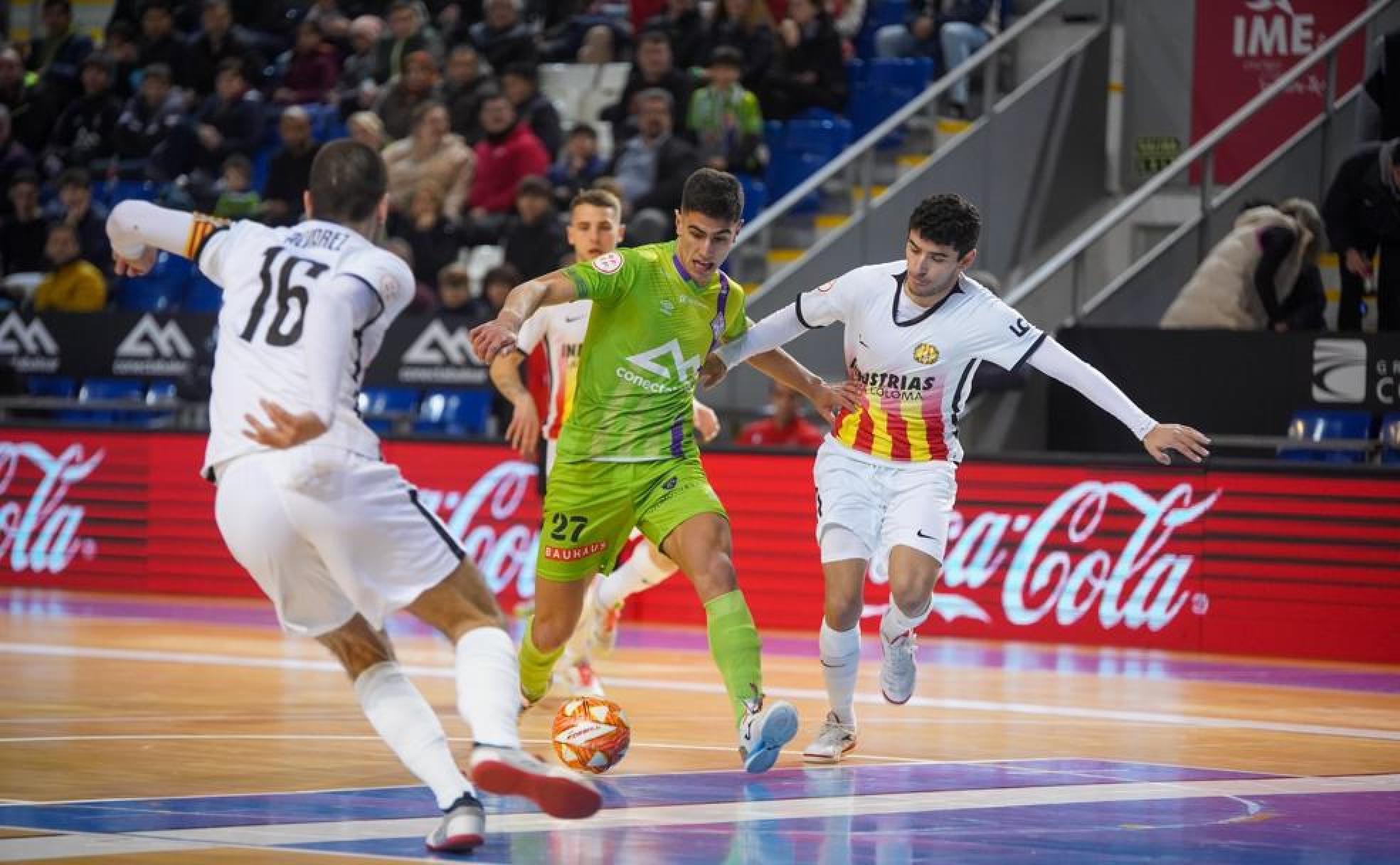 El joven ala Carlos Gómez se escabulle entre tres defensores del Santa Coloma. 