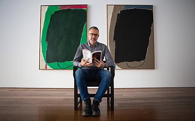 Baena, ante una obra de Guerrero (izquieda) y otra de la expsición Los Dalton. 