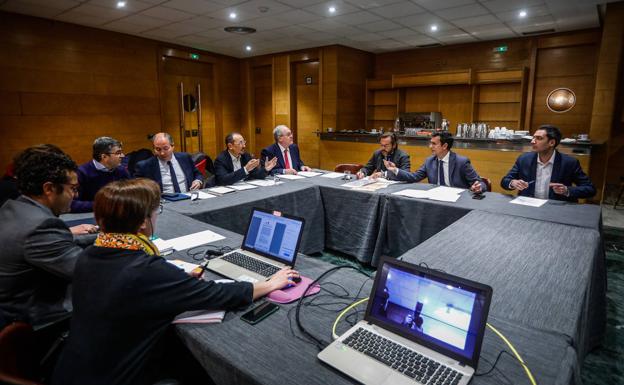 Reunión de los miembros del consorcio del Palacio de Congresos. /RAMÓN L. PÉREZ