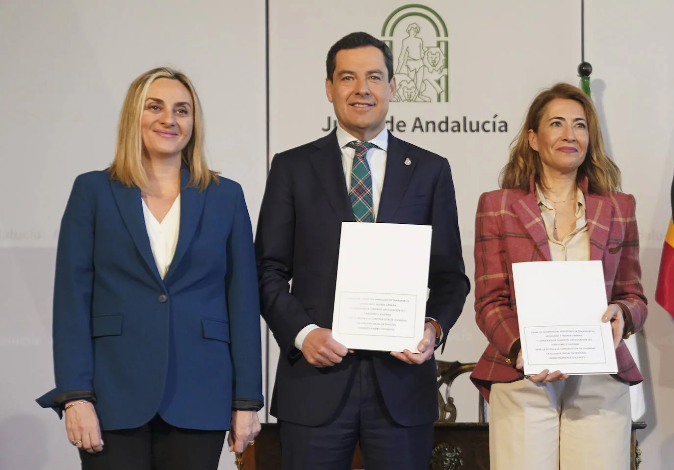 Marifrán Carazo, consejera de Fomento, Juanma Moreno, presidente de la Junta y Raquel Sánchez, ministra de Transportes, en sevilla durante la firma de un convenio de vivienda.