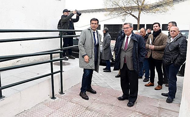El presidente de la Diputación y el alcalde de Granada visitan el barrio de La Paz tras finalizar las obras. 