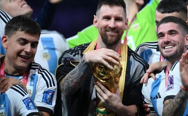 Leo Messi, con la Copa del Mundo conquistada por Argentina en Qatar/AFP