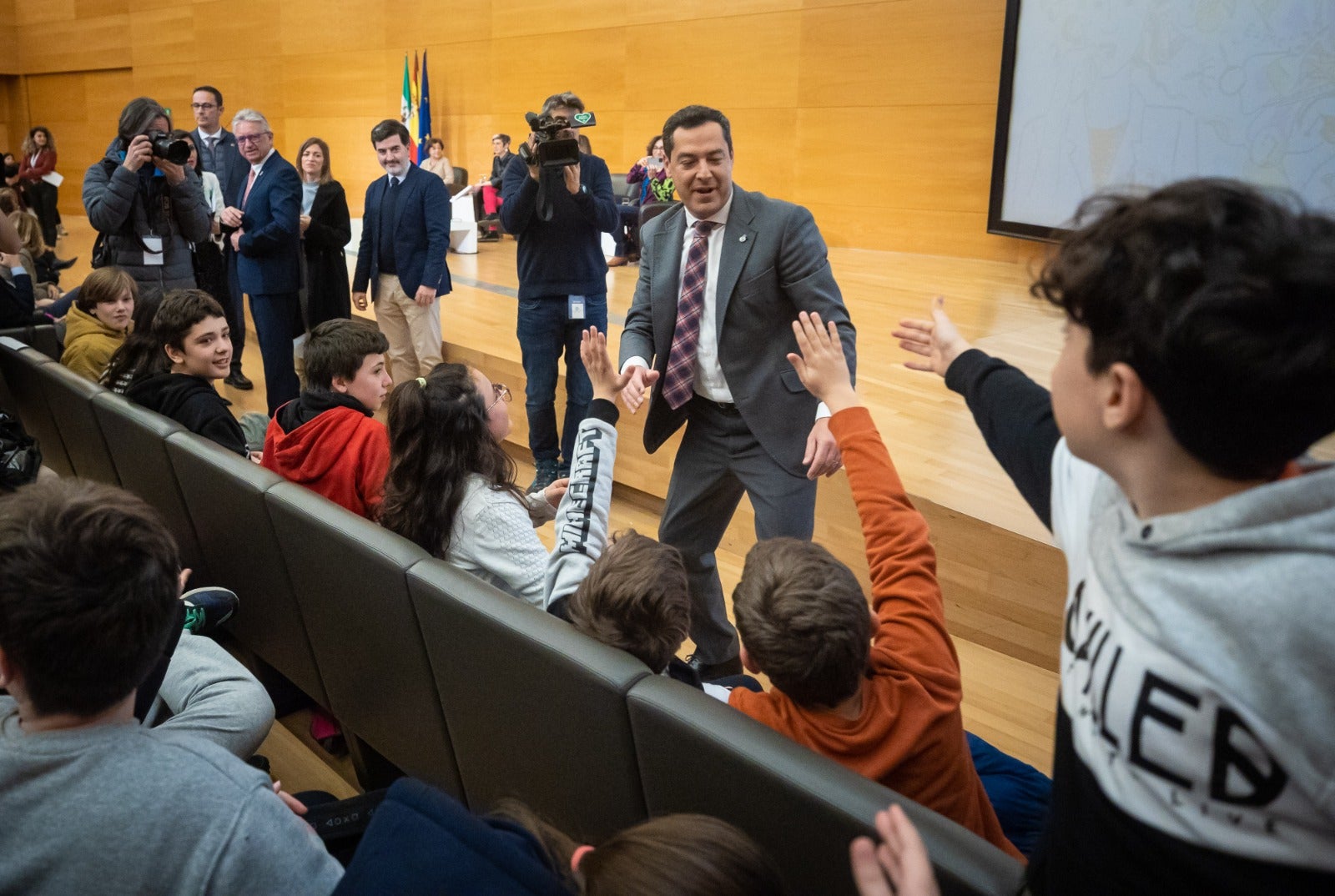 Juanma Moreno saluda a un pequeño amigo, en el Biodomo del Parque de las Ciencias. 