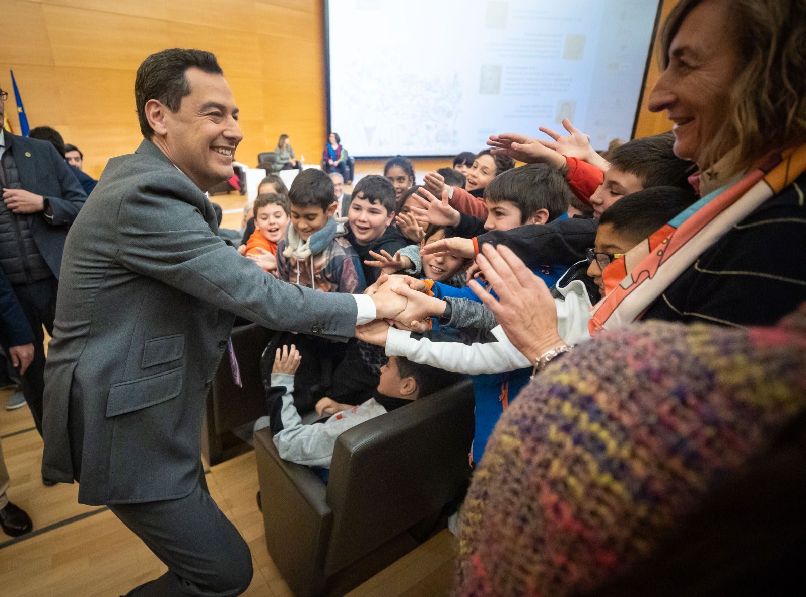 Juanma Moreno saluda a un pequeño amigo, en el Biodomo del Parque de las Ciencias. 
