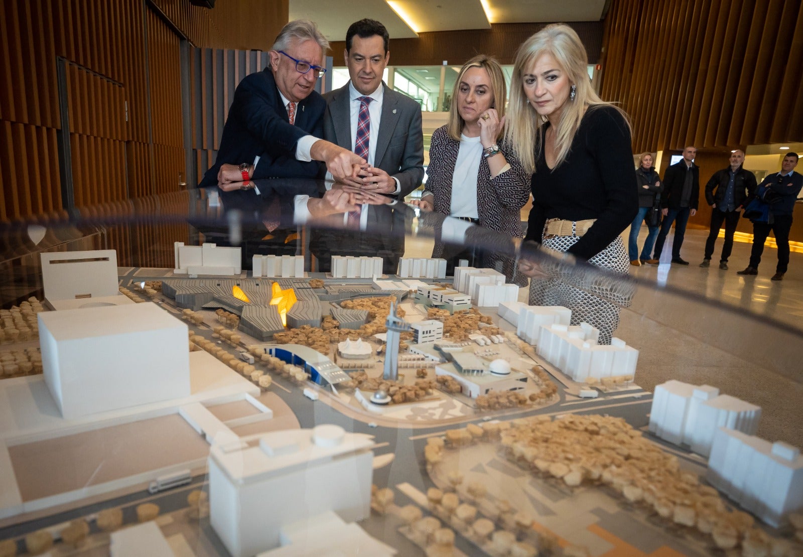 Juanma Moreno saluda a un pequeño amigo, en el Biodomo del Parque de las Ciencias. 