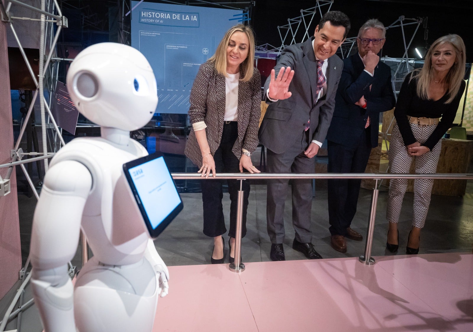 Juanma Moreno saluda a un pequeño amigo, en el Biodomo del Parque de las Ciencias. 