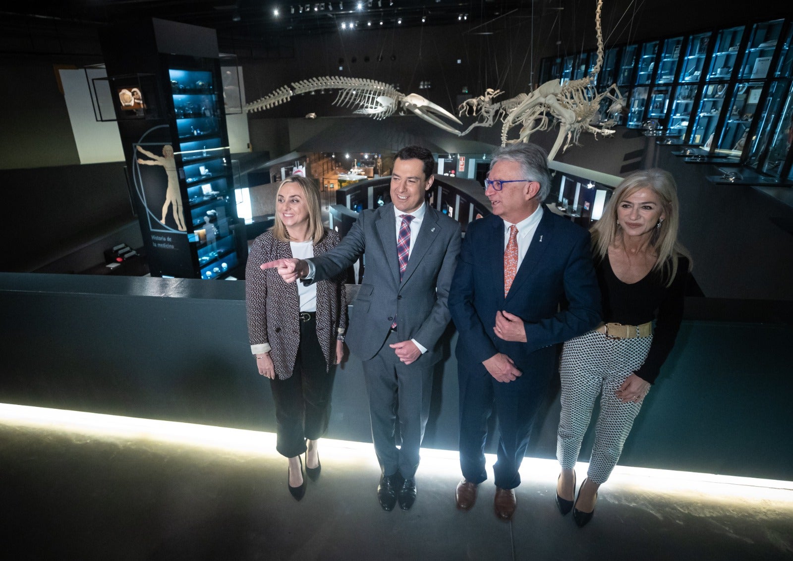 Juanma Moreno saluda a un pequeño amigo, en el Biodomo del Parque de las Ciencias. 