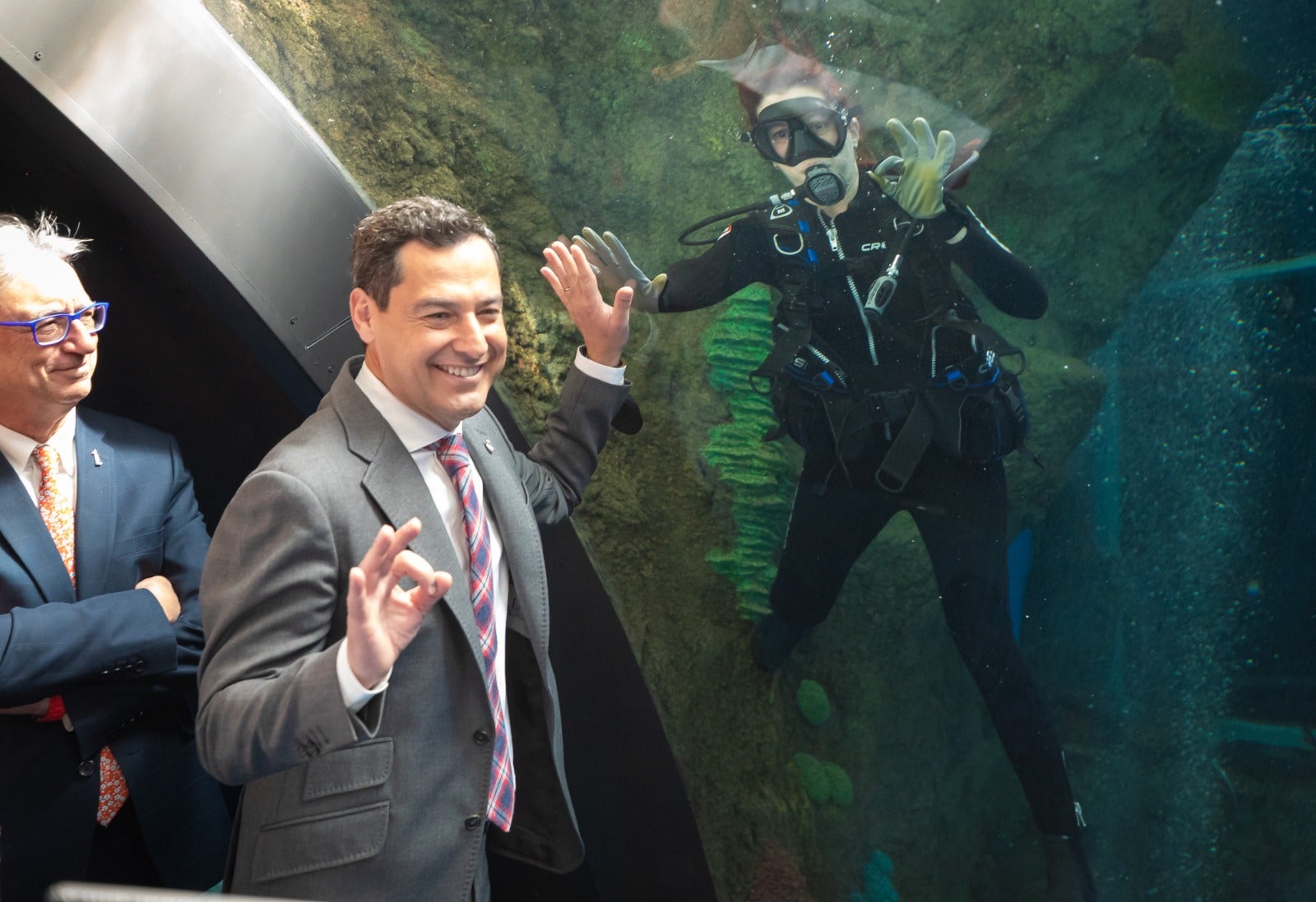 Juanma Moreno saluda a un pequeño amigo, en el Biodomo del Parque de las Ciencias. 