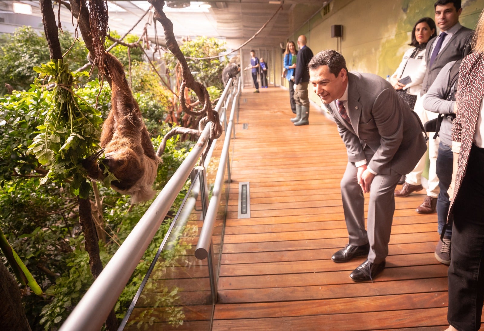 Juanma Moreno saluda a un pequeño amigo, en el Biodomo del Parque de las Ciencias. 