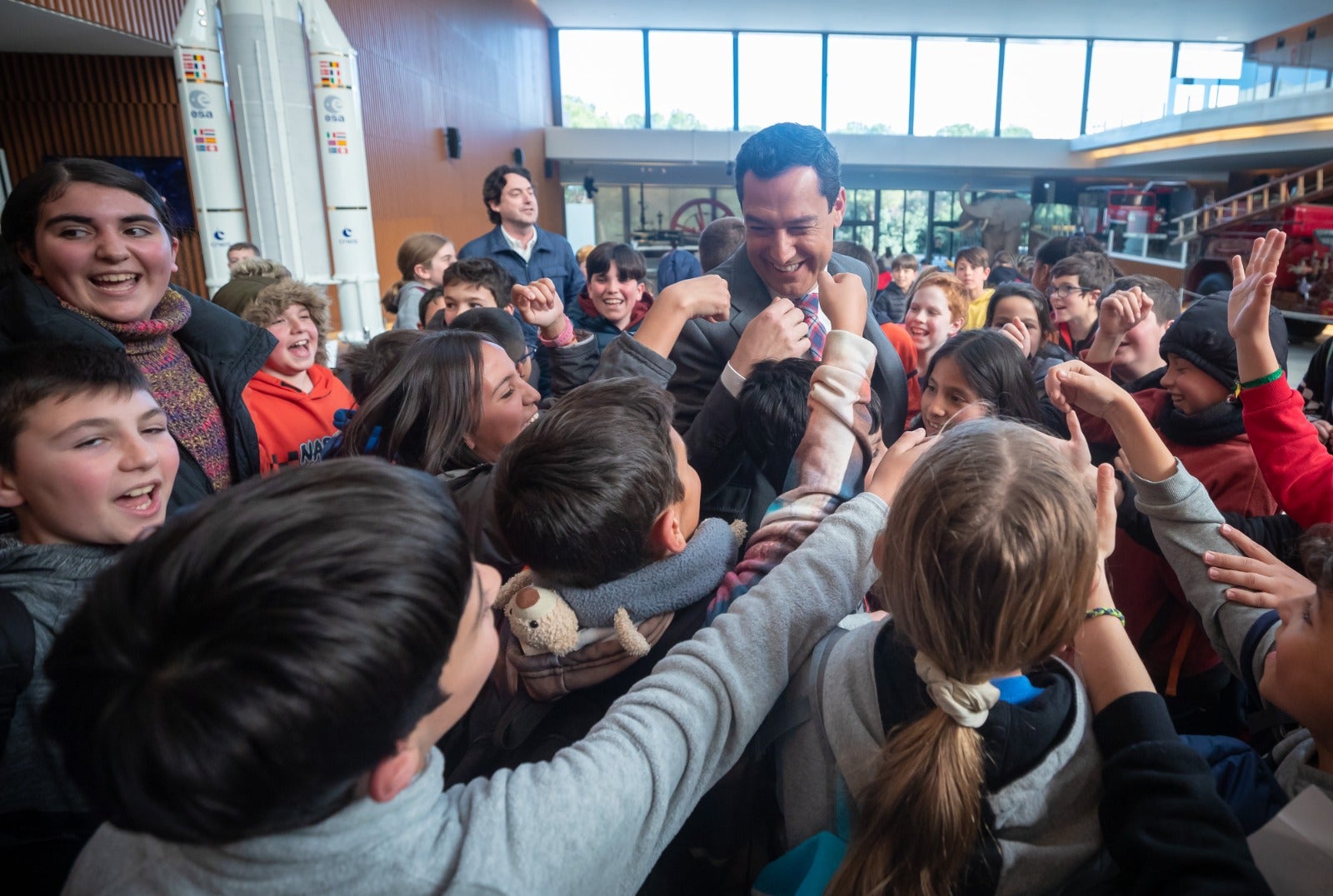 Juanma Moreno saluda a un pequeño amigo, en el Biodomo del Parque de las Ciencias. 