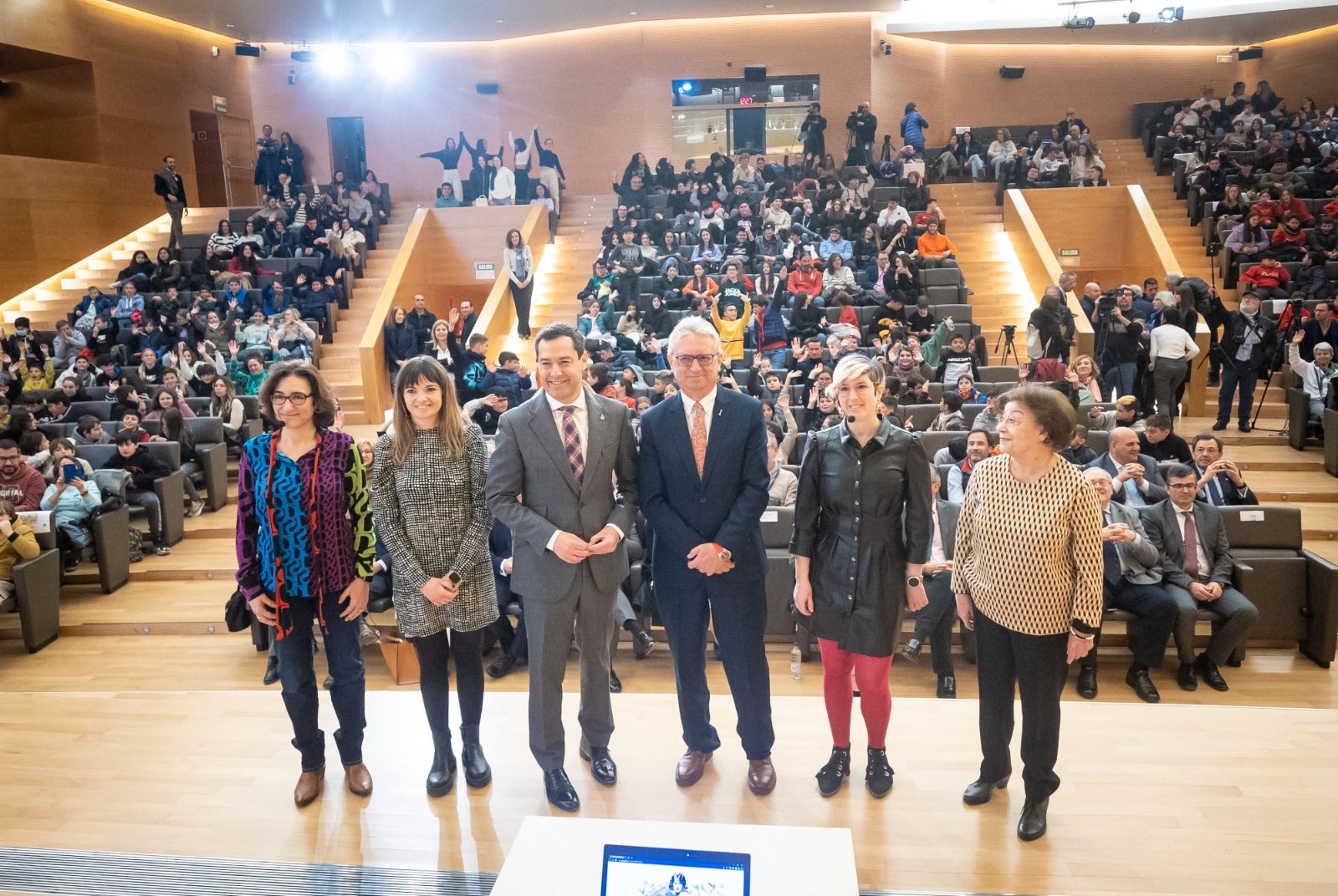 Juanma Moreno saluda a un pequeño amigo, en el Biodomo del Parque de las Ciencias. 