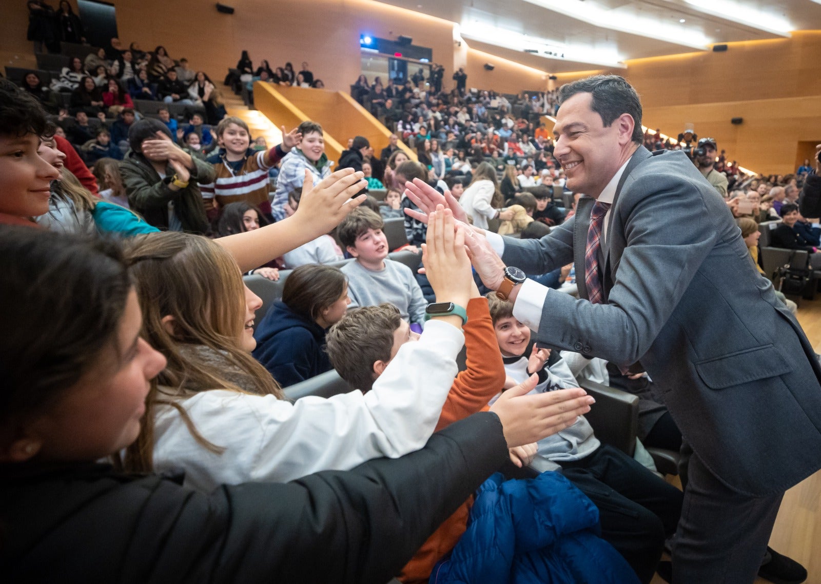 Juanma Moreno saluda a un pequeño amigo, en el Biodomo del Parque de las Ciencias. 