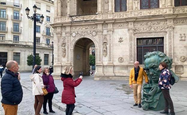 Los sevillanos se fotografían ante las réplicas de los Goya/RC