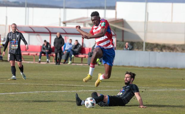 Samu salta para evitar una entrada del visitante Héctor. /a. aguilar