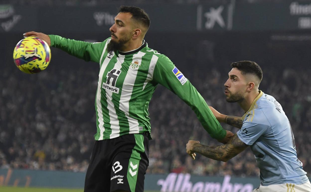 Borja Iglesias se queda con el balón ante Unai Núñez, en el último partido entre Betis y Celta. 