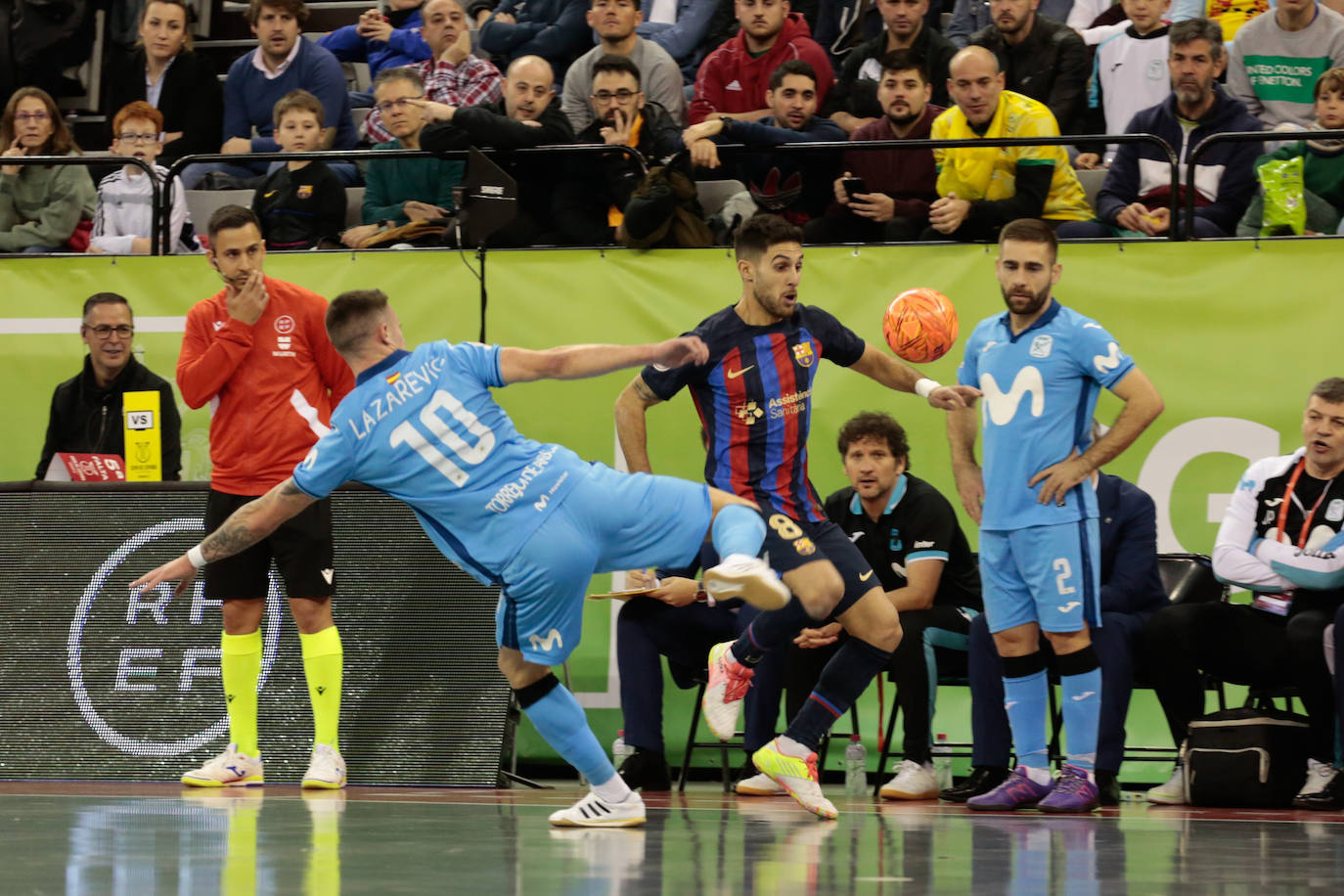 Un jugador del Barcelona avanza con el balón. /ALFREDO AGUILAR