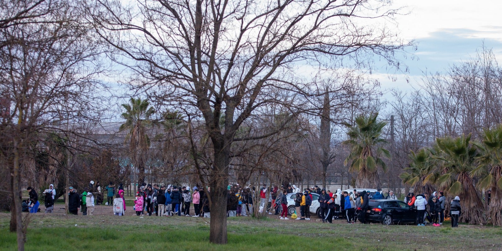Numerosos jóvenes se desplazaron hasta unos terrenos de Bobadilla para seguir la juerga a primera hora de la mañana de este sábado.