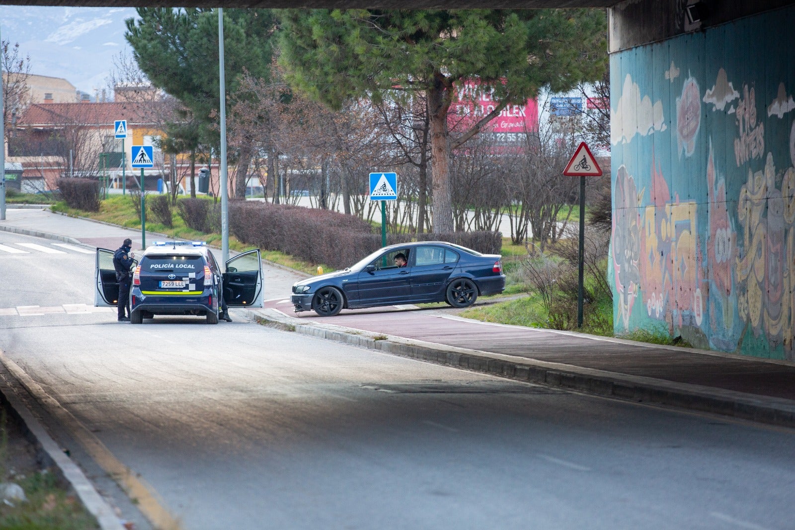 Numerosos jóvenes se desplazaron hasta unos terrenos de Bobadilla para seguir la juerga a primera hora de la mañana de este sábado.