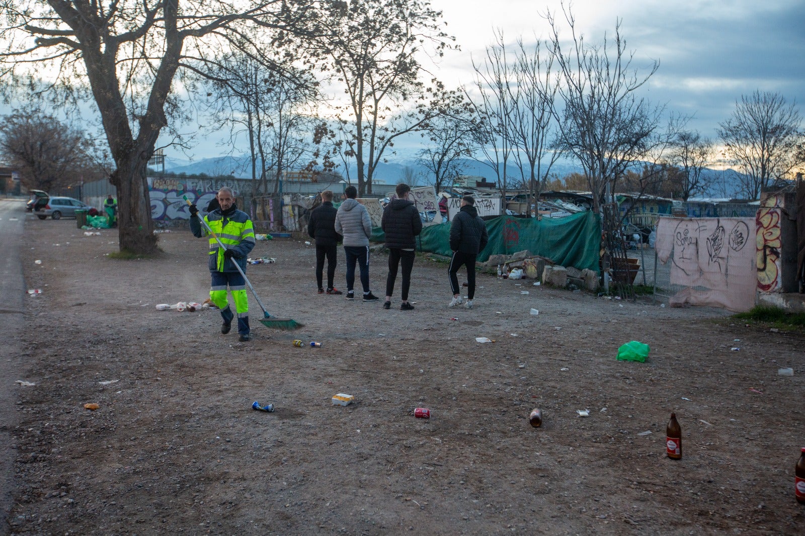 Numerosos jóvenes se desplazaron hasta unos terrenos de Bobadilla para seguir la juerga a primera hora de la mañana de este sábado.