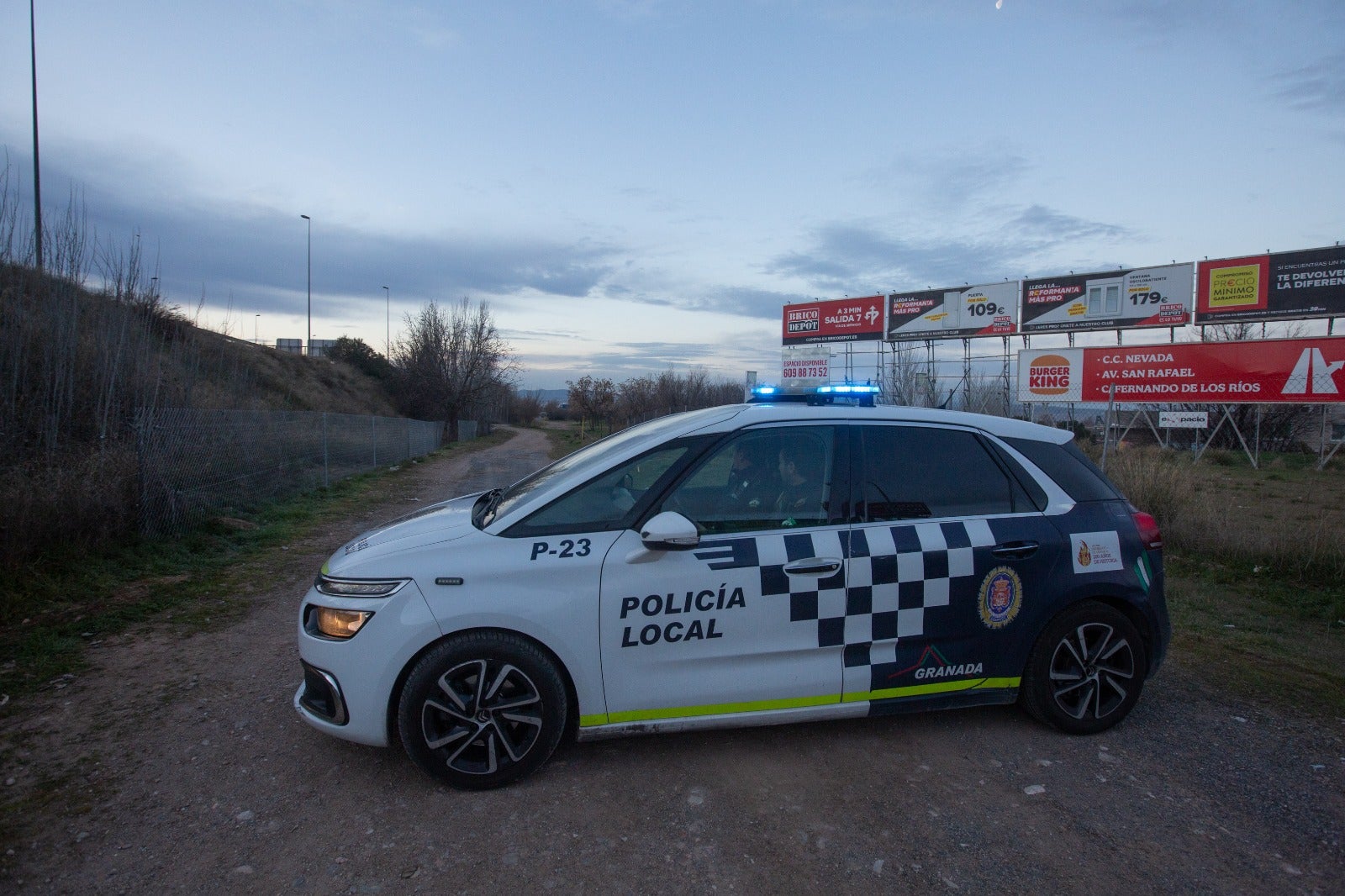 Numerosos jóvenes se desplazaron hasta unos terrenos de Bobadilla para seguir la juerga a primera hora de la mañana de este sábado.
