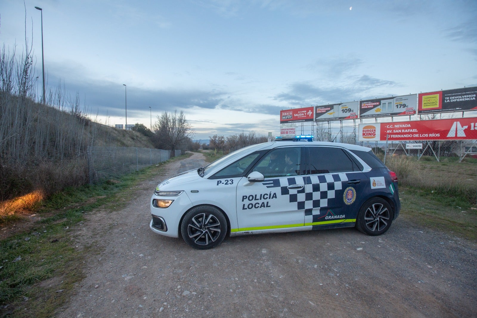 Numerosos jóvenes se desplazaron hasta unos terrenos de Bobadilla para seguir la juerga a primera hora de la mañana de este sábado.