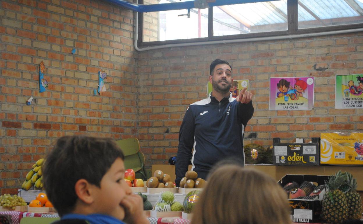 El segundo entrenador del Sima Granada FS, Eu Domínguez, pregunta a los alumnos del Colegio Caja Granada cuáles son sus frutas favoritas. 