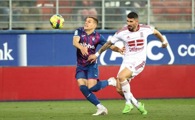Una acción del partido entre Eibar y Cartagena. /ARIZMENDI