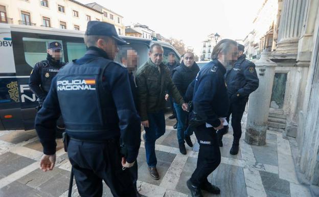 José Antonio M. L., propietario del cortijo, a su llegada, este lunes en la Audiencia/IDEAL