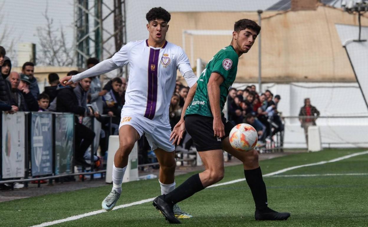 Las gradas de Las Viñas se llenaron para ver el Huétor Vega-Jaén. 