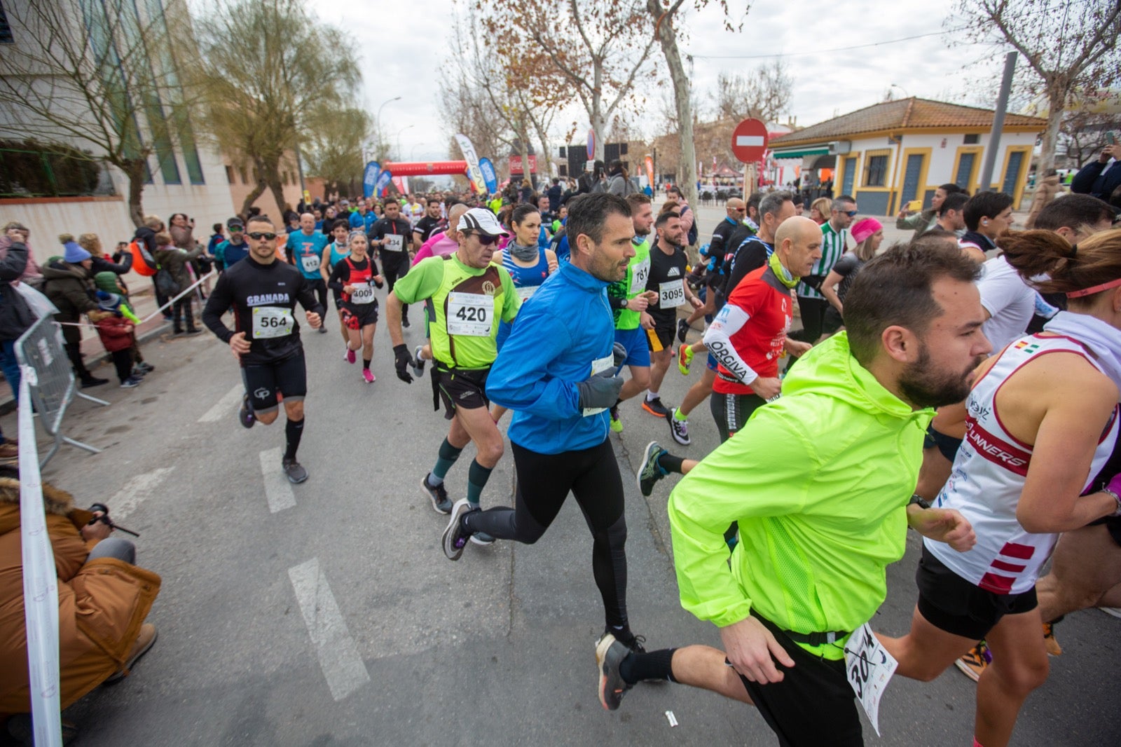ientos de corredores participan en una de las grandes pruebas del Gran Premio de Fondo Diputación de Granada