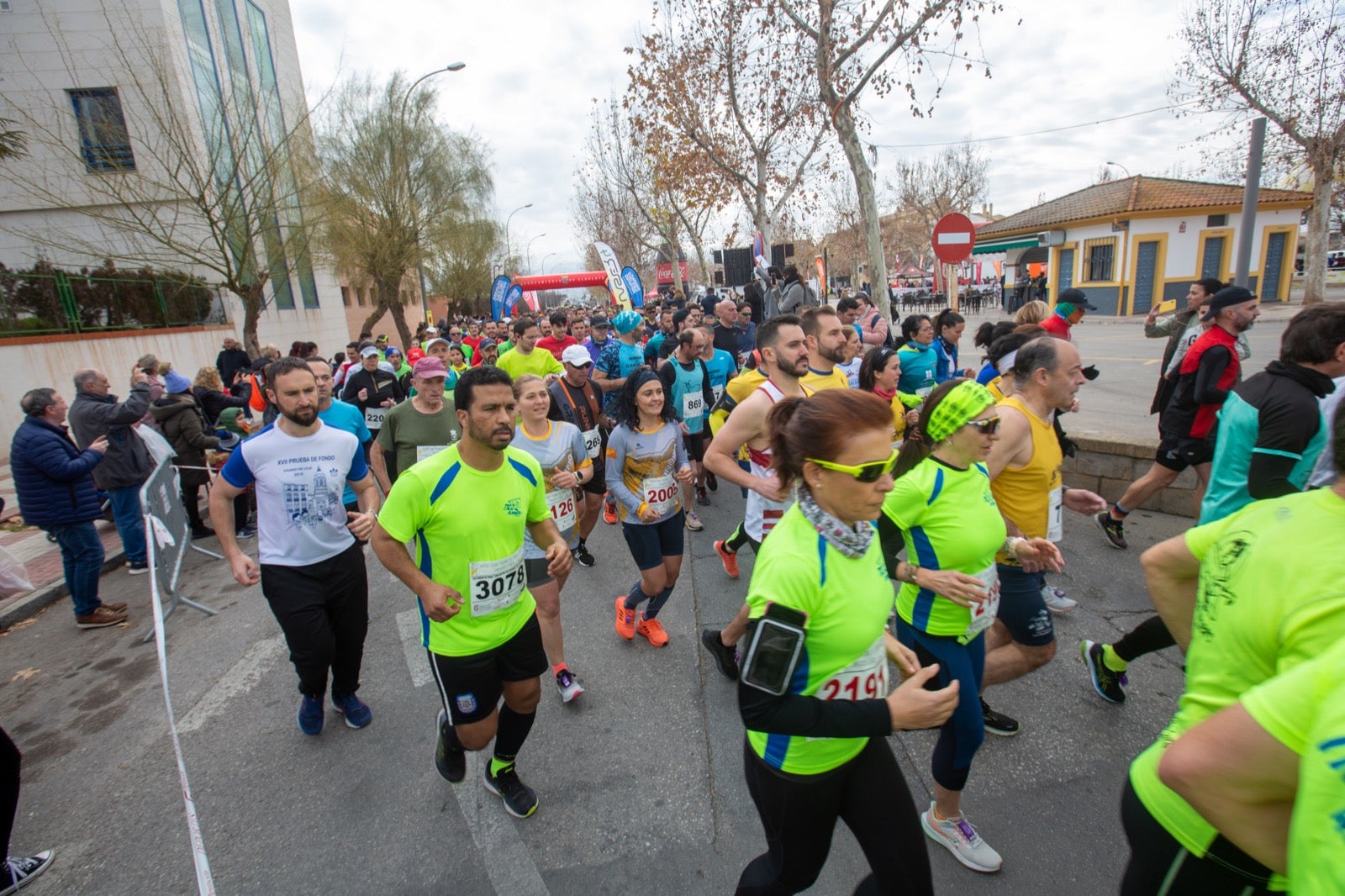 ientos de corredores participan en una de las grandes pruebas del Gran Premio de Fondo Diputación de Granada