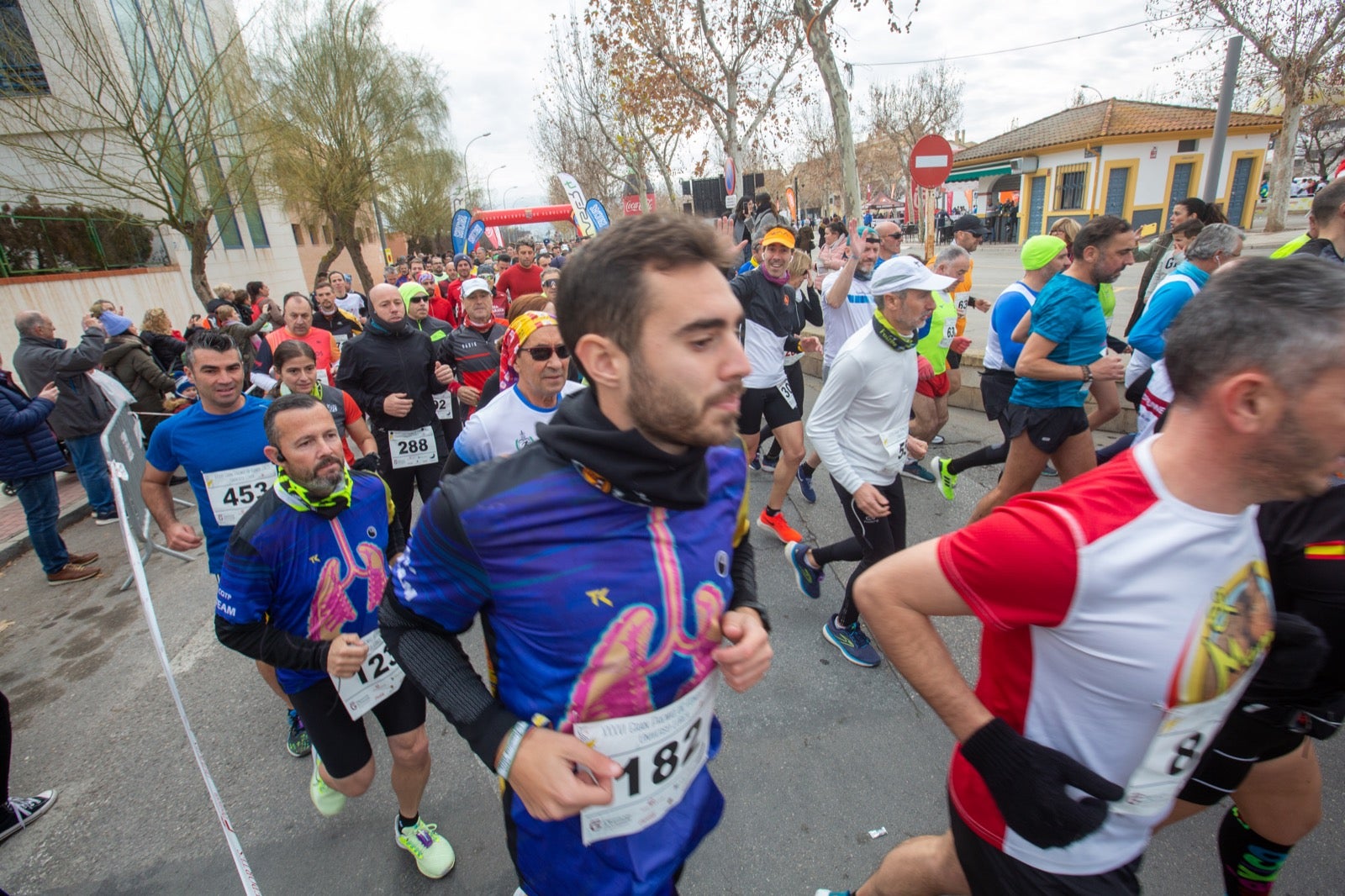 ientos de corredores participan en una de las grandes pruebas del Gran Premio de Fondo Diputación de Granada