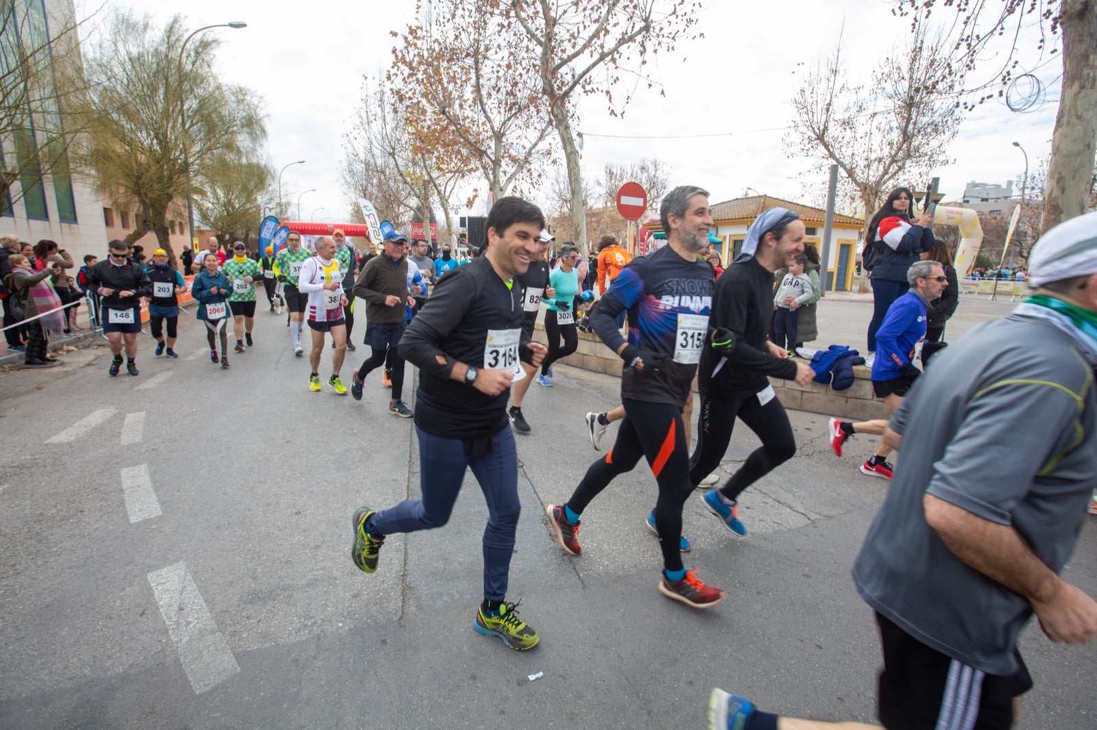 ientos de corredores participan en una de las grandes pruebas del Gran Premio de Fondo Diputación de Granada
