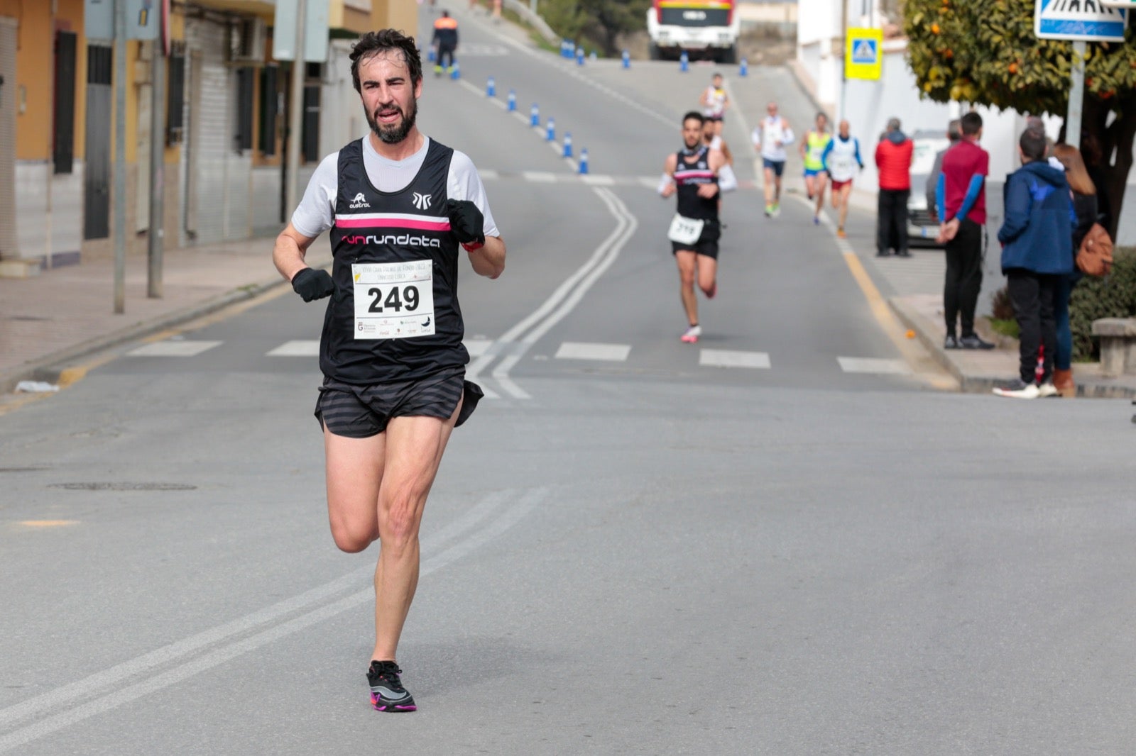 ientos de corredores participan en una de las grandes pruebas del Gran Premio de Fondo Diputación de Granada