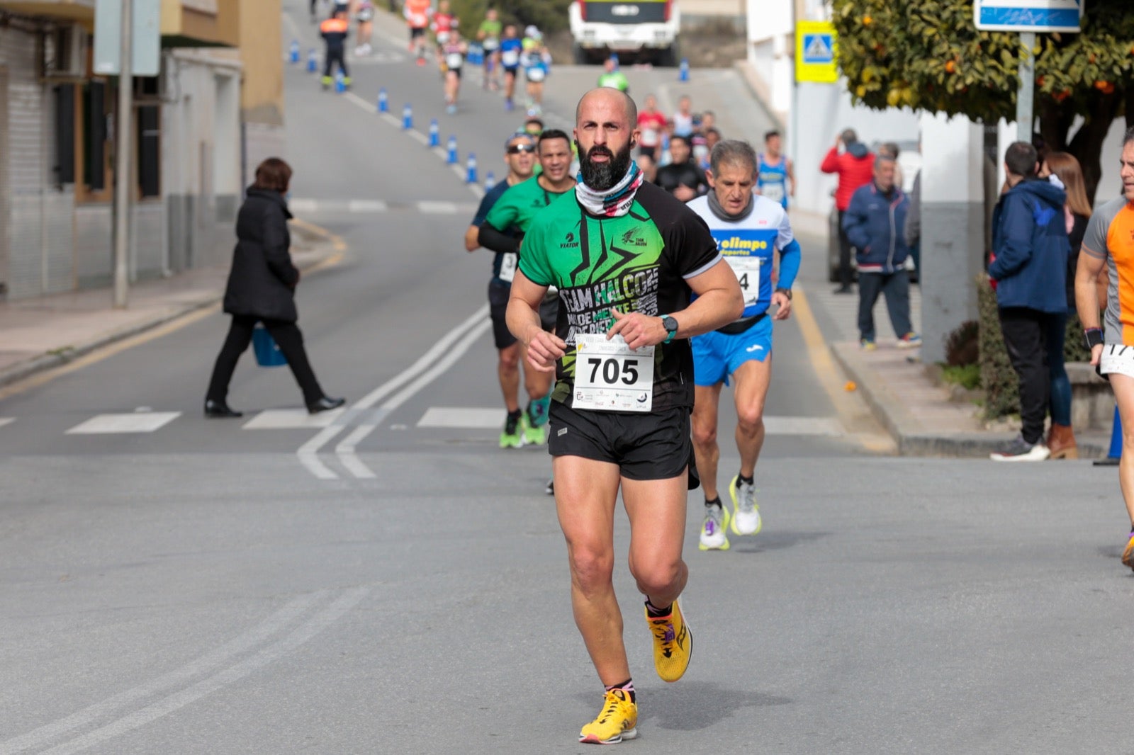 ientos de corredores participan en una de las grandes pruebas del Gran Premio de Fondo Diputación de Granada