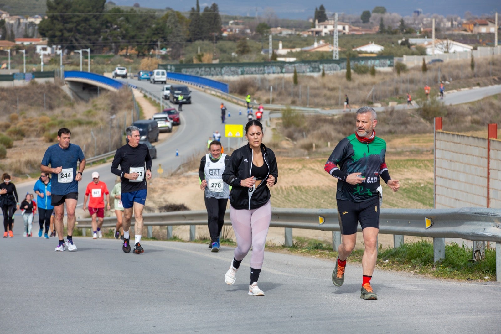 ientos de corredores participan en una de las grandes pruebas del Gran Premio de Fondo Diputación de Granada
